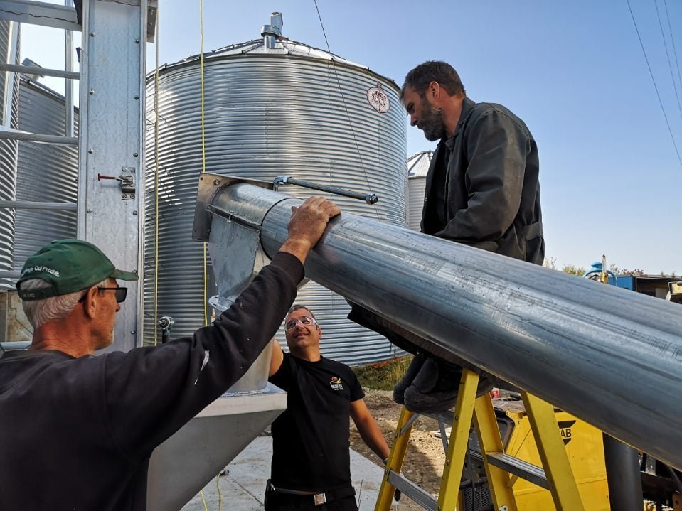 CFI Industries crew coordinating a grain silo installation — CWB welders and industrial mechanics in Quebec