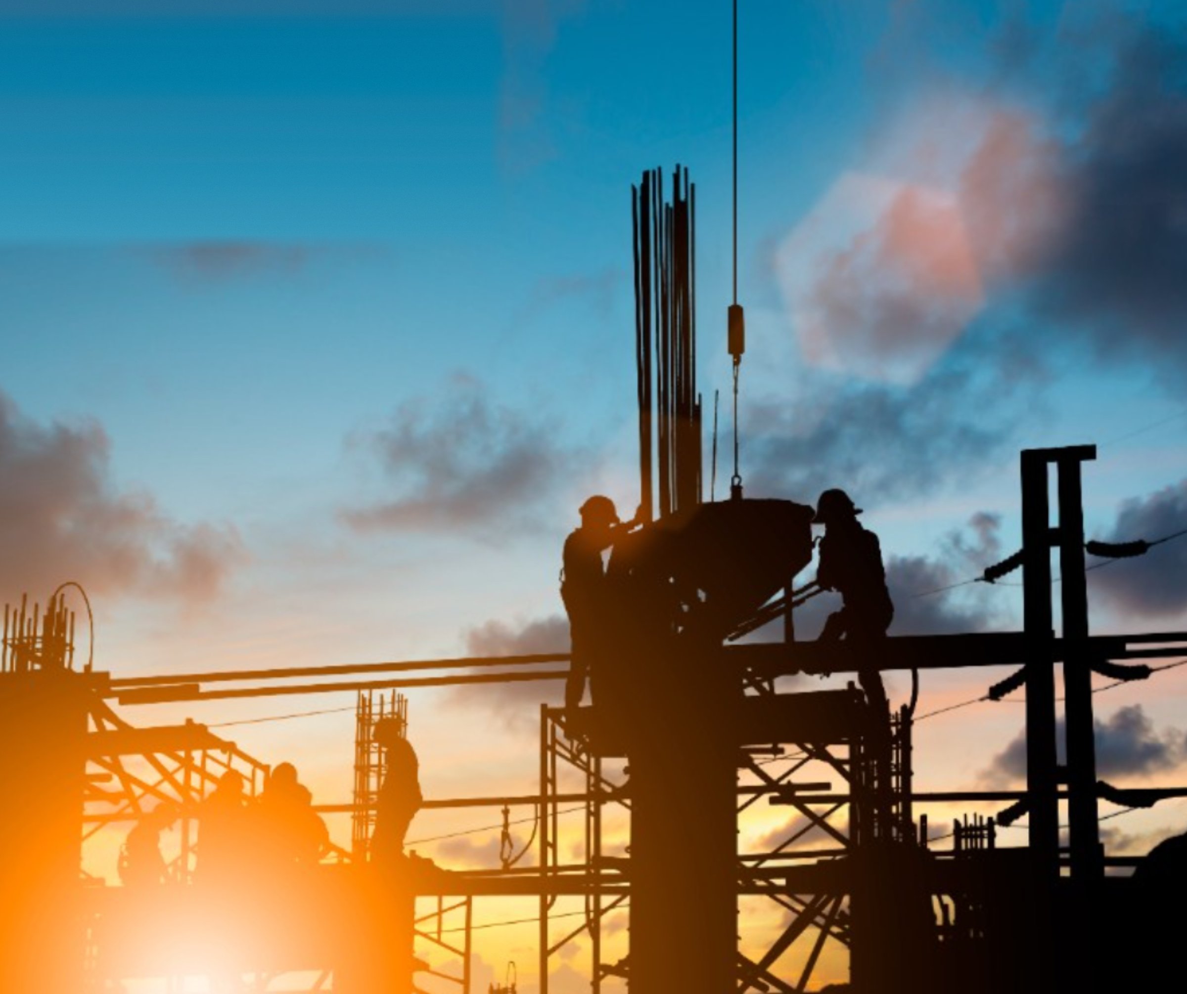 Équipe industrielle CFI Industrie au travail sur un chantier au crépuscule — montage de structure d'acier, soudure CWB, mécanique industrielle au Saguenay–Lac-Saint-Jean, Québec.