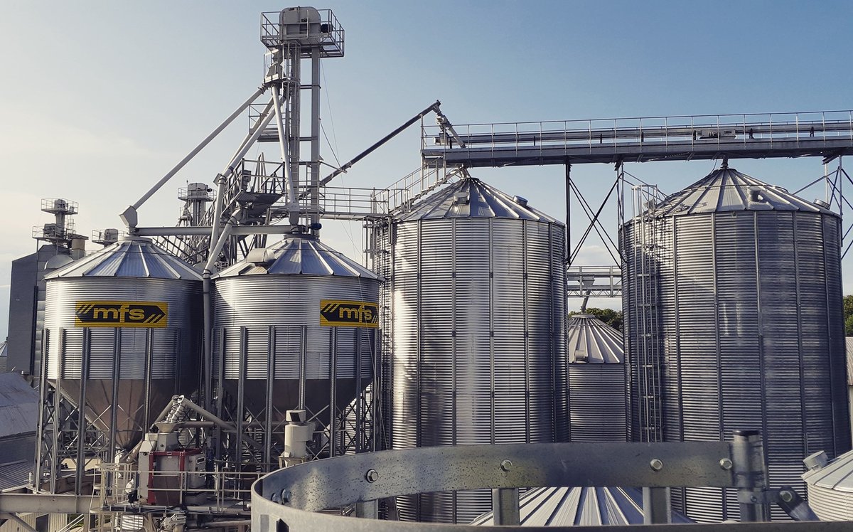 Installation de silos à grain commerciaux Symaga et GSI par CFI Industrie au Québec — complexe agricole avec élévateur central, convoyeurs et silos sur cône