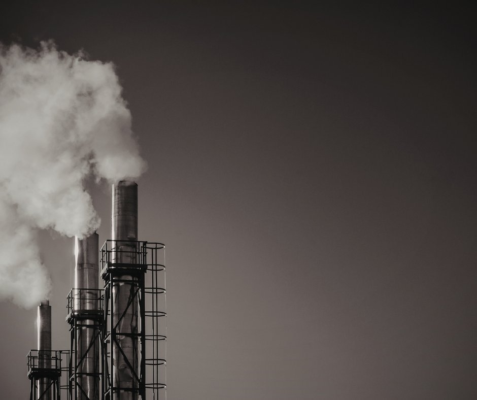 Cheminées d'usine industrielle au crépuscule — services CFI Industrie pour alumineries, manufacturiers et plantes industrielles au Québec.