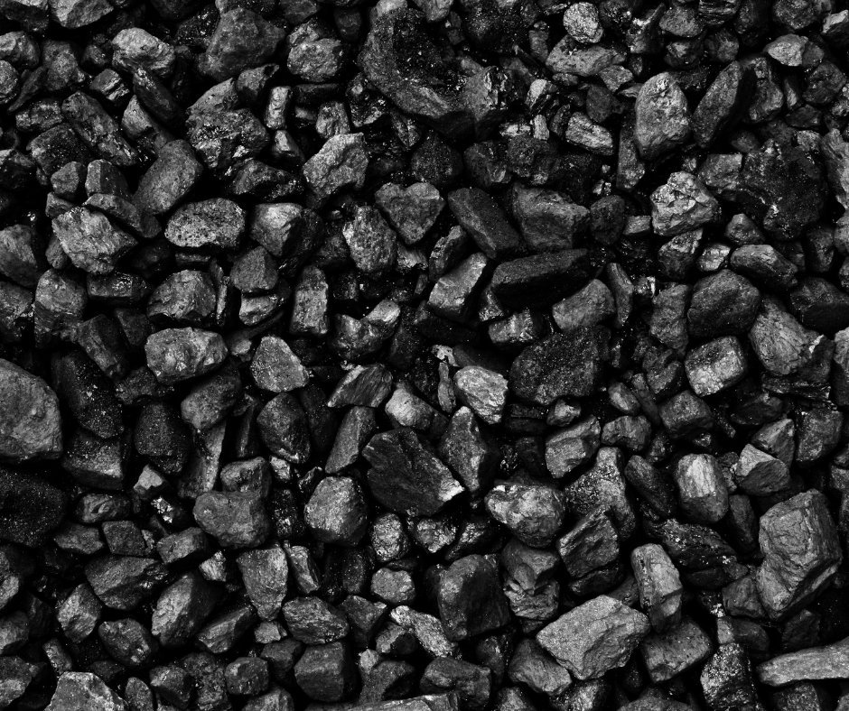 Coal and mineral rock close-up — CFI Industries services for mines, ore transport and structural mining fabrication in Quebec.