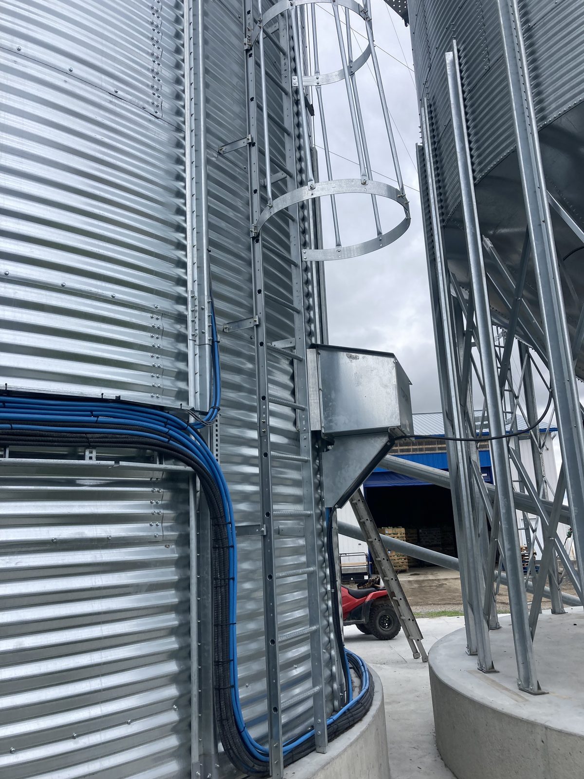 Lifting mast and crew basket for commercial grain silo installation at Nutrinor cooperative in Saguenay–Lac-Saint-Jean, Quebec