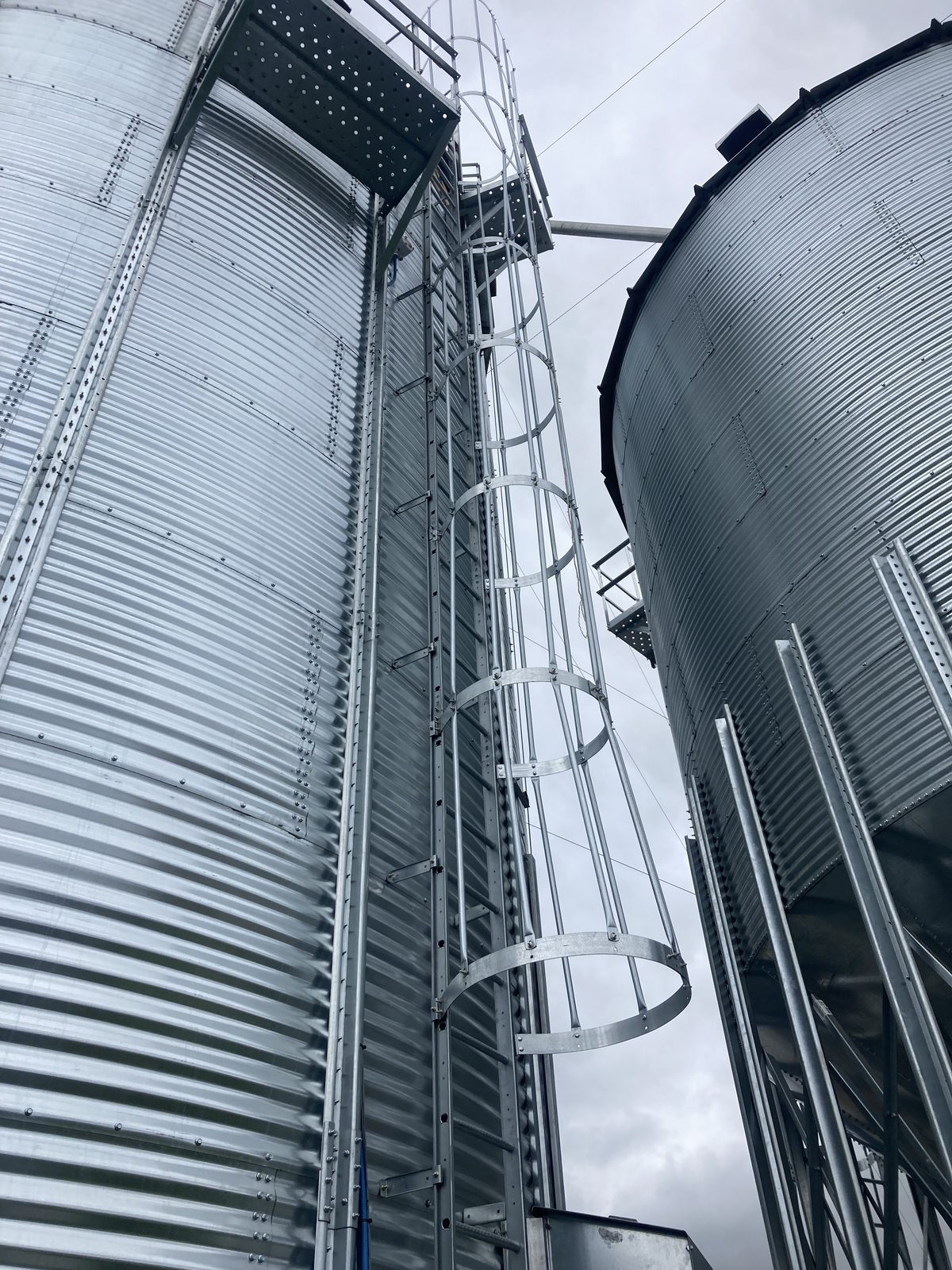 Nutrinor silo structure lifting by National crane and erection mast — installation by CFI Industries in Saguenay–Lac-Saint-Jean, Quebec
