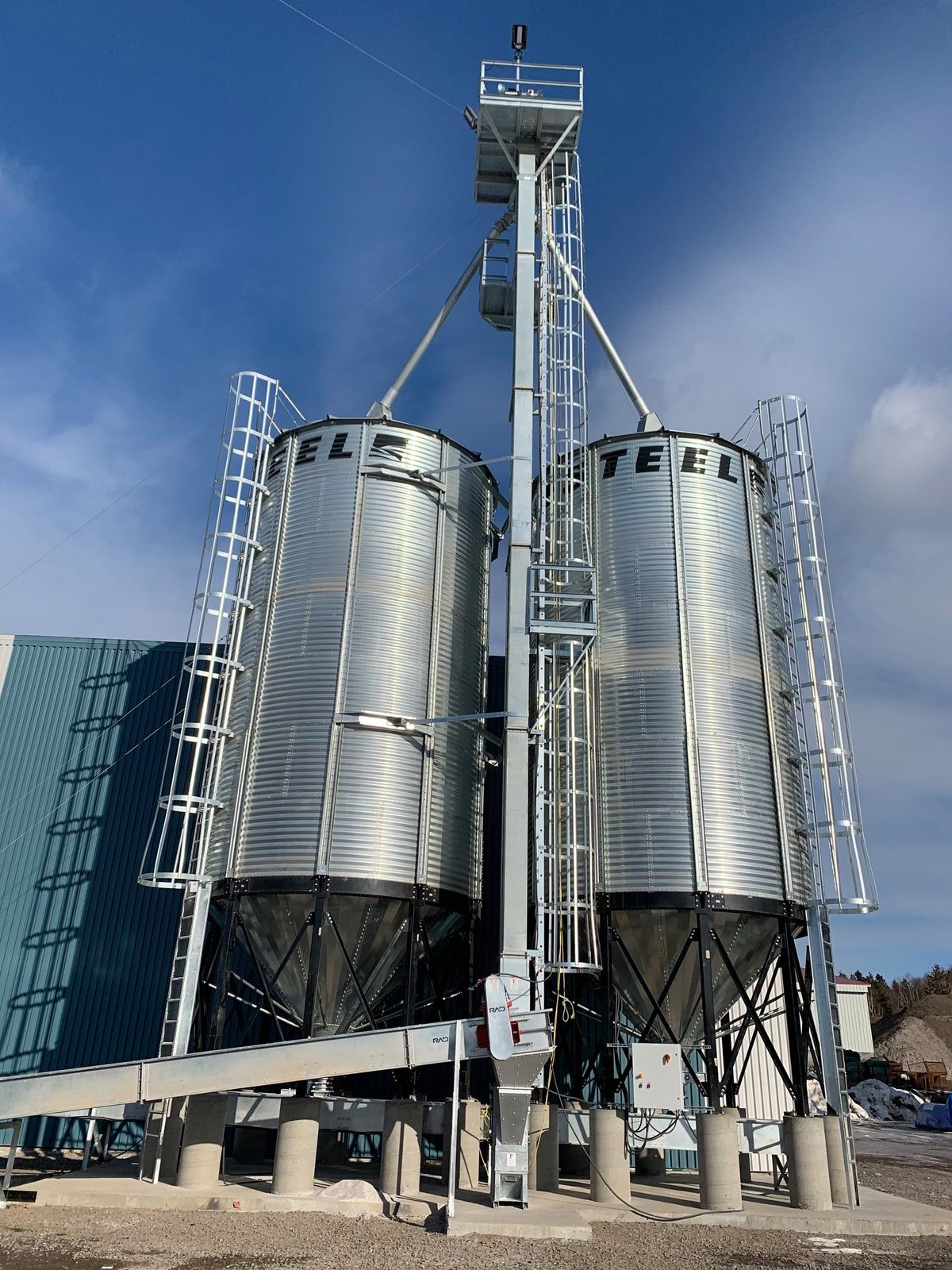 Screw conveyors and transfer system on expanded perlite silo at Perlite Canada in Quebec — installation by CFI Industries